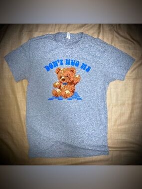 🐻Women’s “Don’t Hug Me” Graphic Tee – Medium